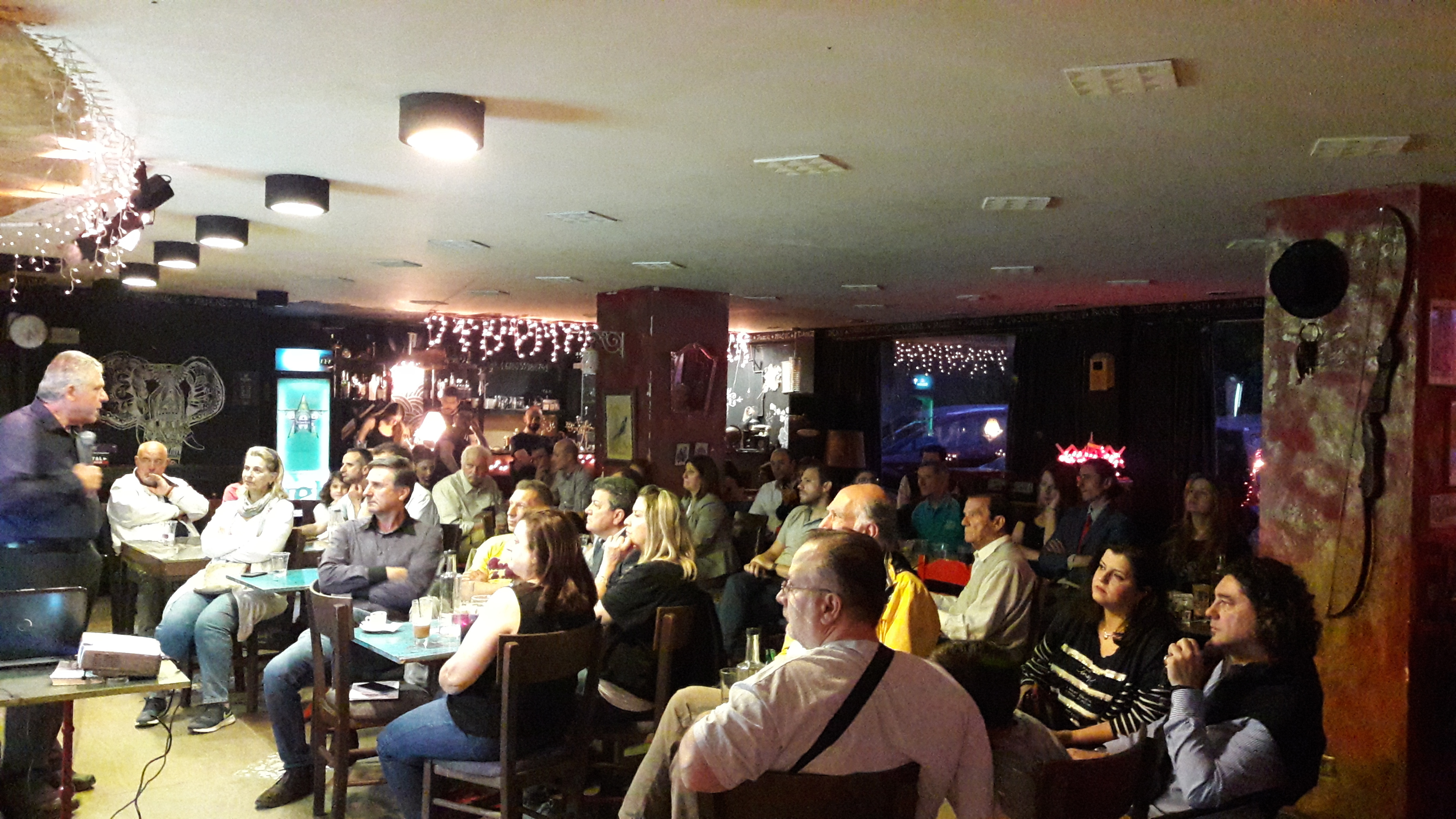 Ο καθηγητής Γ. Λυμπεράτος κατά την διάρκεια της παρουσίασης